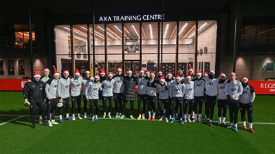 محمد صلاح يحتفل مع لاعبي ليفربول بالكريسماس في تدريبات الفريق 