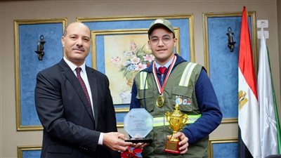 وكيل تعليم الإسكندرية يكرم الطالب الحاصل على المركز الأول في المسابقة الوطنية للمهارات 