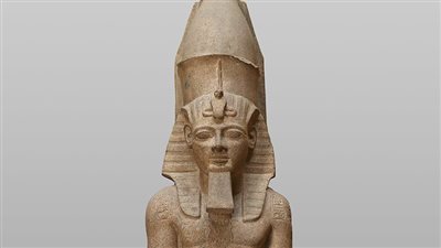 من الجرانيت الأحمر.. المتحف المصري بالتحرير يعرض تمثالا ضخما للملك رمسيس الثاني