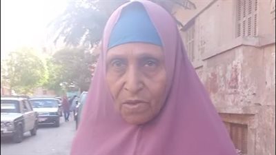 قصة كفاح مُسنة تبيع العيش الشمسي بشوارع أسيوط: بصرف على جوزي العيان| بث مباشر 