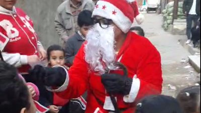 ماما نويل المنيا توزع الهدايا على الصغار: بنحاول نوزع الفرحة على الناس| بث مباشر 