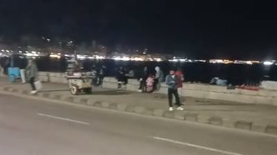إقبال المواطنين على التنزه في كورنيش الإسكندرية رغم التقلبات الجوية | بث مباشر