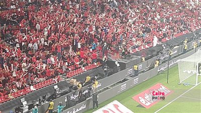 هتافات جماهير الأهلي تشعل مدرجات محمد بن زايد بعد التأهل لنهائي السوبر المصري | بث مباشر