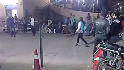 تجمع أسر ضحايا ومصابي حادث تصادم تريلا و4 سيارات في قنا أمام المستشفى | بث مباشر