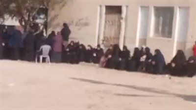 ماتوا بسبب شمعة.. أسرة صغيرين توفيا في حريق منزل بالفيوم تنتظر خروج جثمانيهما من المستشفى | بث مباشر