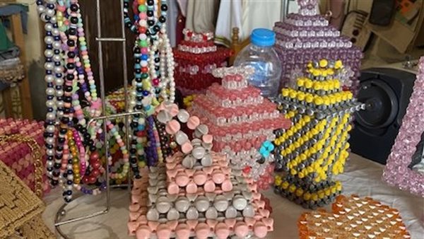 بالخيوط والخرز فتيات