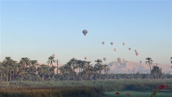 البالون الطائر بسماء