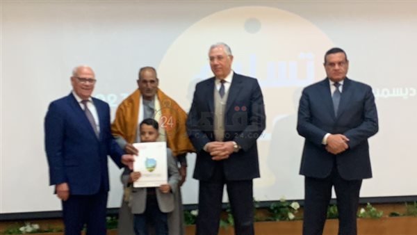 جانب من تسليم العقود