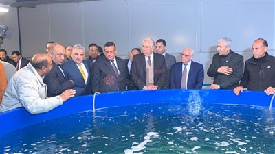 وزير التنمية المحلية يتفقد مصنعا لتفريخ الأسماك ينتج 500 ألف سمكة في الحوض الواحد ببورسعيد| صور