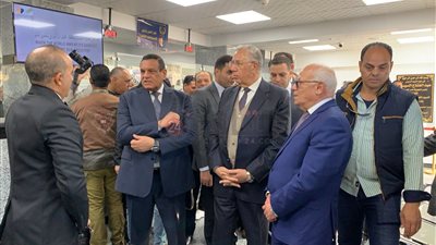 وزير التنمية المحلية يتفقد مركز إصدار تراخيص المحال العامة الموحد ببورسعيد | صور 