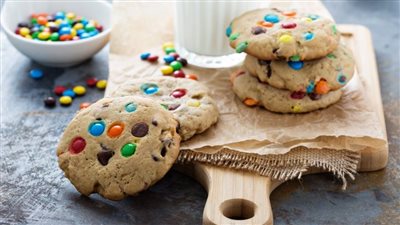 طريقة الكوكيز الأصلي.. بالشوكولاتة والألوان