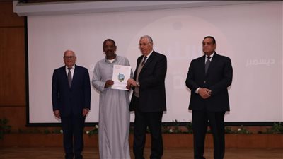 وزيرا الزراعة والتنمية المحلية يسلمان 127 عقدا لمزارعين وصيادين ببورسعيد | بث مباشر 