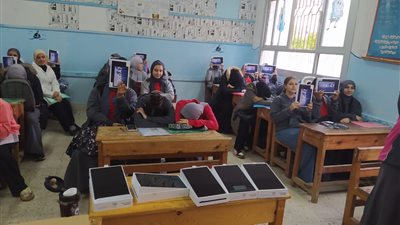 بعد سداد 105 جنيهات.. المدارس تسلم التابلت لطلاب الأول الثانوي 2024 | صور