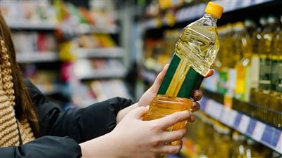 أبويا حلم إن أمي بتديه زجاجتين وبتقوله يملاهم زيت.. مفسرة أحلام: فيه ستات بابا هينكد عليهم