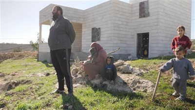 سرقة أغنام وحرق منازل.. عائلة فلسطينية تروي تفاصيل هجوم مستوطنين عليهم وطردهم من بيوتهم