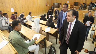 في يومها الأول.. 2800 طالب يؤدون امتحانات الفصل الدراسي الأول بـ حقوق قنا