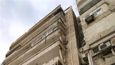 لجنة هندسية تعاين انهيار جزء من عقار في سيدي بشر بالإسكندرية