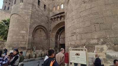 السياحة: تركيب 40 لوحة إرشادية ومعلوماتية لـ 14 موقعا أثريا في شارع المعز | صور