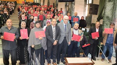 رئيس جامعة المنوفية يكرم 303 موظفين.. ويعلن تخفيض 10% لأبنائهم بالبرامج الخاصة 