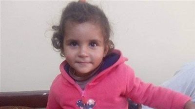 الكلاب بيحرسوها.. تفاصيل العثور على صغيرة عارية بزراعات خلف موقف سيارات بقنا | بث مباشر