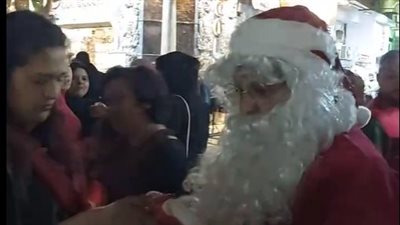  سانتا كلوز يجوب شوارع القاهرة لتوزيع الهدايا على المواطنين | بث مباشر 