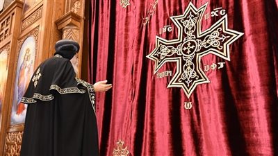 البابا تواضروس يكرم فيرونيكا بيتر الحاصلة على المركز الأول بـ هندسة التخطيط العمراني