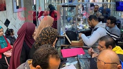 إقبال الأقصريين على شراء السبائك والجنيهات الذهبية