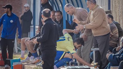 لاعب بدوري الدرجة الثانية يُقبل قدم والده بعد إحرازه هدفًا: سندي وداعمي الأول