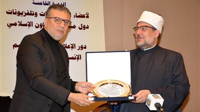 عمرو الليثي يهدي وزير الأوقاف درع اتحاد إذاعات وتلفزيونات دول منظمة التعاون الإسلامي 