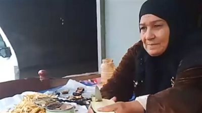 أرملة تبيع طعمية على الدائري: شغالة بقالي 19 سنة.. وبنتي مضيفة طيران وبتيجي تساعدني | بث مباشر