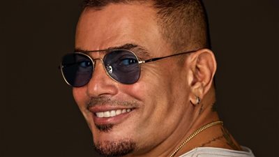 عمرو دياب يطرح ظبط مودها رابع أغنيات ألبومه مكانك