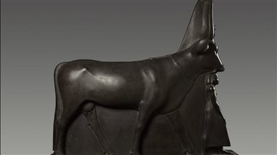 المتحف المصري بالتحرير ينشر صورًا حديثة لـ تمثال الإلهة حتحور مع بسماتيك