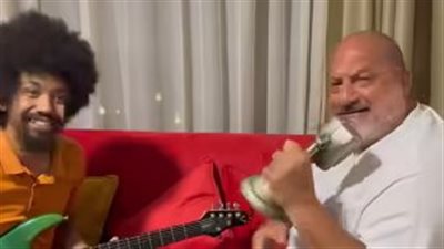 خالد الصاوي يُشارك جمهوره كواليس تدريبه على العزف بـ فيلم ليه تعيشها لوحدك