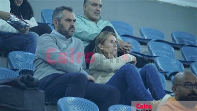 أوجستي بوش مدرب سلة الأهلي يحضر مباراة مصر وتونس بالبطولة العربية