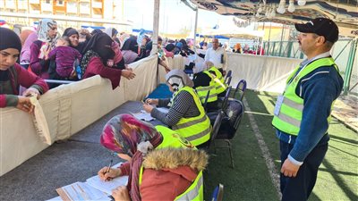 الكشف والعلاج مجانًا.. فحص 1373 مواطنًا خلال قافلة طبية بمركز شباب أبو المطامير