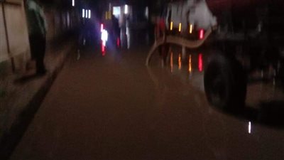 عمال الصرف الصحي والنظافة يواصلون كسح مياه الأمطار من شوارع كفر الشيخ| صور 