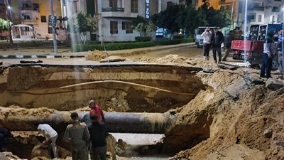  كسر مفاجئ بخط مياه 700 مم بالعبور يتسبب في هبوط أرضي