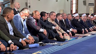 حافظوا على بلادكم.. وزير الأوقاف يؤدي صلاة الجمعة في مسجد الحسين ببورسعيد
