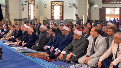 ما حكم إمام يصلي صلاة الجمعة فقام للإتيان بركعة ثالثة؟.. البحوث الإسلامية يوضح