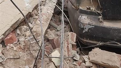 سقوط بلكونة منزل بالمنوفية بسبب موجة الطقس السيئ وتضرر سيارتين