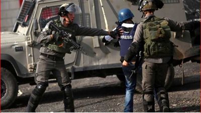 صادروا معداته.. قوات الاحتلال الإسرائيلي تعتدي على مراسل الجزيرة منتصر نصار 