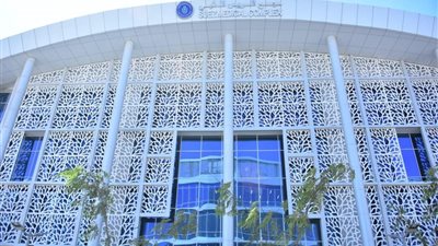 سيارة نقل تقتحم مقهى وتصيب 5 أشخاص في السويس