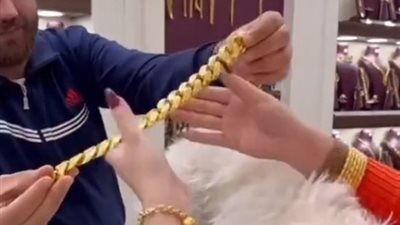 سيدة تشتري سلسة ذهب لكلبها بـ 12 مليون دينار عراقي.. ما القصة؟