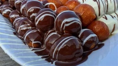 ركّزي في الشربات.. طريقة عمل لقمة القاضي فاطمة أبو حاتي بدون نشا