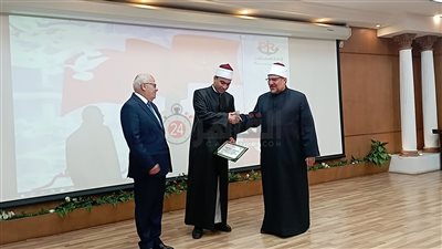 وزير الأوقاف يُكرم إمام المسجد التوفيقي في بورسعيد | صور 