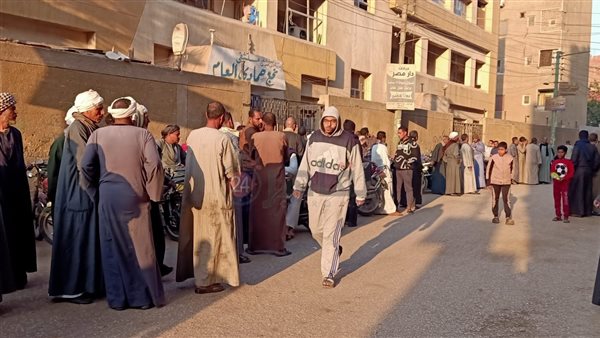 تجمع الأهالي أمام