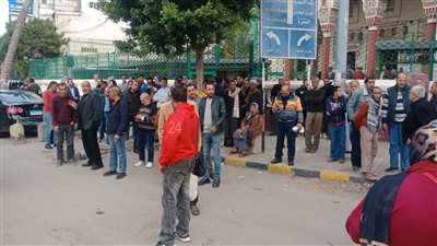 العشرات يؤدون صلاة الجنازة على 5 ضحايا من أسرة واحدة في حريق منزل الإسكندرية