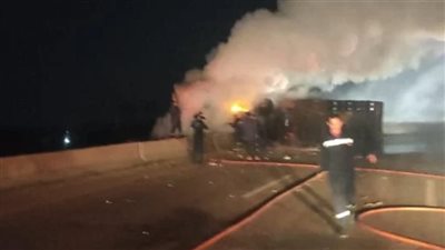 اشتعلت النيران بكابينة القيادة.. تفاصيل انقلاب تريلا على طريق جمصة | بث مباشر 