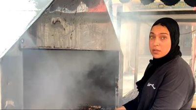 قصة كفاح بائعة مشويات ببورسعيد: بشتغل أكثر من 12 ساعة.. وتعلمت الصنعة من والدي | بث مباشر