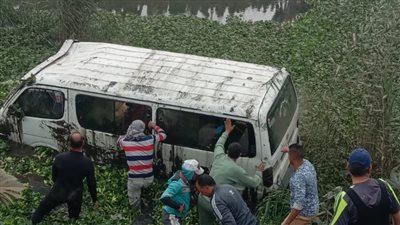  إصابة 5 أشخاص إثر سقوط ميكروباص بالمنيا